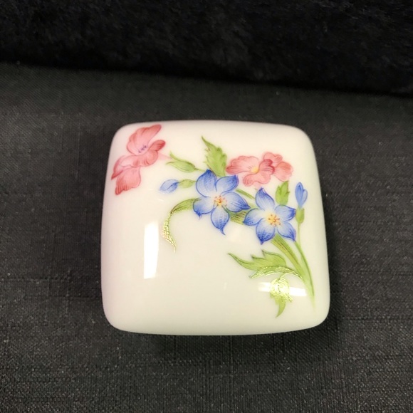 Small Limoges Trinket Box - Picture 5 of 5